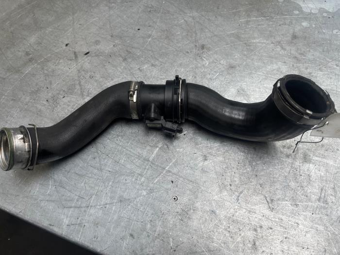 Intercooler Schlauch van een Volkswagen Multivan T5 (7E/7HC/7HF/7HM) 2.5 Tdi 2009