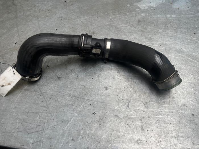Intercooler Schlauch van een Volkswagen Multivan T5 (7E/7HC/7HF/7HM) 2.5 Tdi 2009