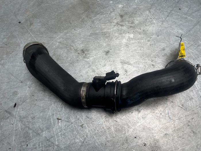 Intercooler Schlauch van een Volkswagen Multivan T5 (7E/7HC/7HF/7HM) 2.5 Tdi 2009