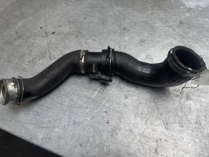 Intercooler Schlauch van een Volkswagen Multivan T5 (7E/7HC/7HF/7HM) 2.5 Tdi 2009