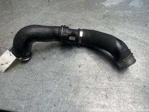 Intercooler Schlauch van een Volkswagen Multivan T5 (7E/7HC/7HF/7HM) 2.5 Tdi 2009