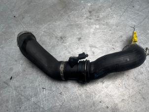 Intercooler Schlauch van een Volkswagen Multivan T5 (7E/7HC/7HF/7HM) 2.5 Tdi 2009