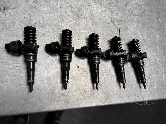 Usagé Injecteurs Volkswagen Transporter T5 2.5 TDi Prix € 50,00 Règlement à la marge proposé par Poolman autodemontage