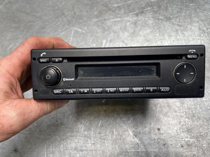 Używane Radio Iveco New Daily VI 35C18, 40C18, 50C18, 65C18, 70C18, 35S18 Cena € 121,00 Z VAT oferowane przez Poolman autodemontage