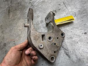 Engine mount from a Chrysler Voyager/Grand Voyager (RT) 3.6 V6 Autom. 2015