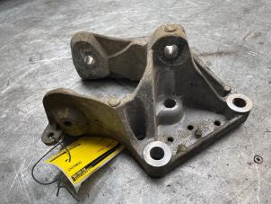 Engine mount from a Chrysler Voyager/Grand Voyager (RT) 3.6 V6 Autom. 2015