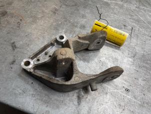 Engine mount from a Chrysler Voyager/Grand Voyager (RT) 3.6 V6 Autom. 2015