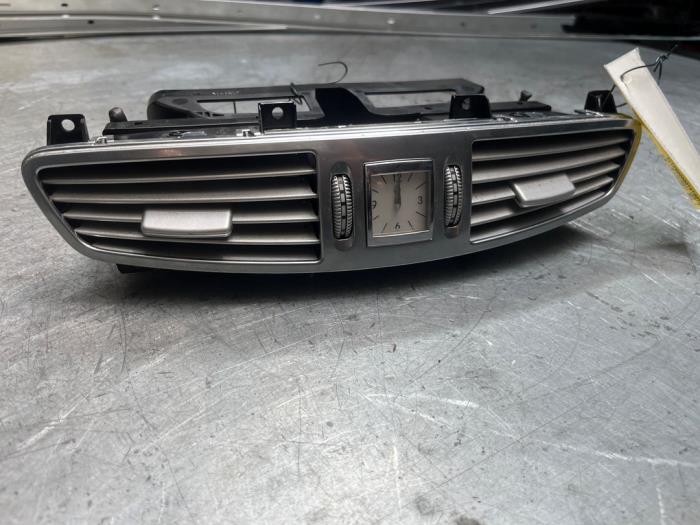 Begagnade Klocka Mercedes CL (216) 5.5 CL-550 V8 32V Pris € 75,00 Marginaltabell erbjuds av Poolman autodemontage
