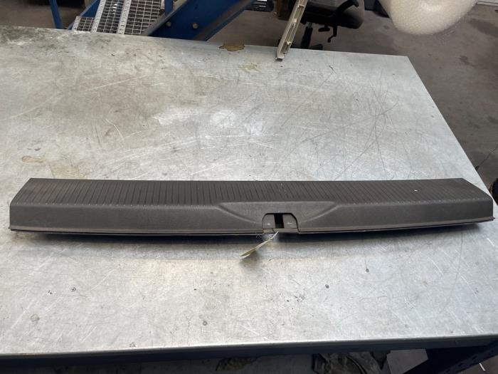 Rear sill