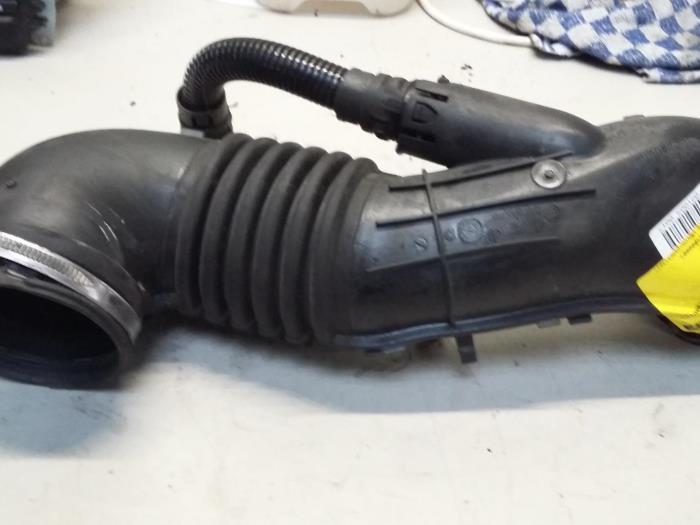 Used BMW 1 serie (E87/87N) 118d 16V Air intake hose - 13717804846 ...