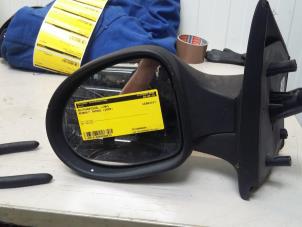 Używane Lusterko zewnetrzne lewe Renault Twingo II (CN) 1.2 Cena € 20,00 Procedura marży oferowane przez Poolman autodemontage