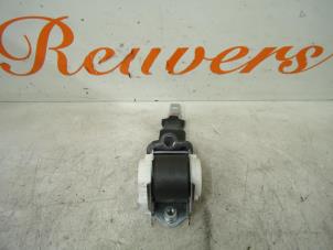 Used Rear seatbelt, centre Renault Clio III (BR/CR) 1.2 16V TCe 100 Price € 25,00 Margin scheme offered by Autorecycling Reuvers B.V.