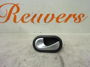 Used Door handle 4-door, front left Renault Clio III (BR/CR) 1.2 16V TCe 100 Price € 15,00 Margin scheme offered by Autorecycling Reuvers B.V.