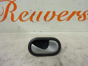 Used Front door handle 4-door, right Renault Clio III (BR/CR) 1.2 16V TCe 100 Price € 15,00 Margin scheme offered by Autorecycling Reuvers B.V.
