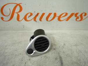 Used Dashboard vent Renault Clio III (BR/CR) 1.2 16V TCe 100 Price € 20,00 Margin scheme offered by Autorecycling Reuvers B.V.