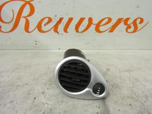 Used Dashboard vent Renault Clio III (BR/CR) 1.2 16V TCe 100 Price € 20,00 Margin scheme offered by Autorecycling Reuvers B.V.