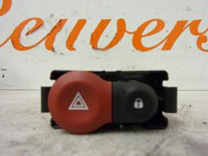 Used Panic lighting switch Renault Clio III (BR/CR) 1.2 16V TCe 100 Price € 15,00 Margin scheme offered by Autorecycling Reuvers B.V.