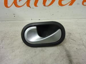 Used Rear door handle 4-door, left Renault Clio III (BR/CR) 1.2 16V TCe 100 Price € 15,00 Margin scheme offered by Autorecycling Reuvers B.V.