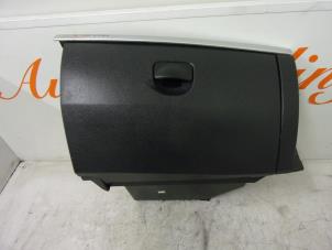 Used Glovebox Renault Clio III (BR/CR) 1.2 16V TCe 100 Price € 40,00 Margin scheme offered by Autorecycling Reuvers B.V.