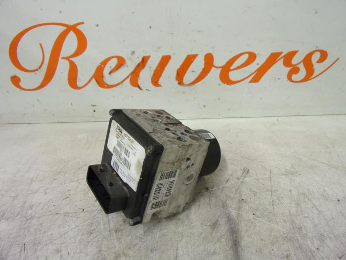 Używane Pompa ABS Peugeot 407 SW (6E) 2.2 16V Cena € 40,00 Procedura marży oferowane przez Autorecycling Reuvers B.V.