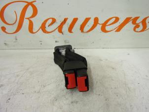 Used Rear seatbelt buckle, centre Renault Avantime (DE0) 3.0 V6 24V Price € 10,00 Margin scheme offered by Autorecycling Reuvers B.V.