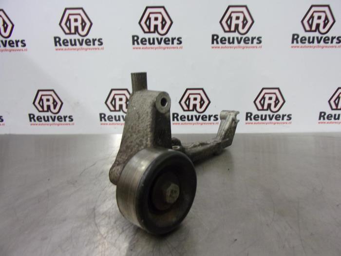 Usagé Support dynamo haut Hyundai H-300 2.5 CRDi Prix € 20,00 Règlement à la marge proposé par Autorecycling Reuvers B.V.