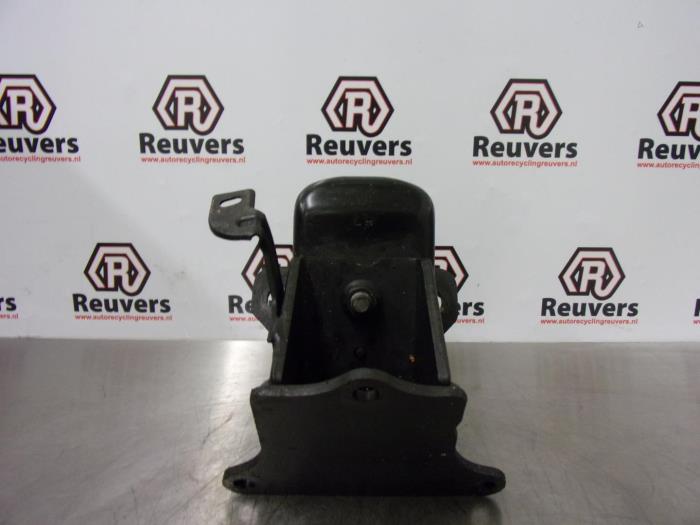 Used Engine mount Hyundai H-300 2.5 CRDi Price € 20,00 Margin scheme offered by Autorecycling Reuvers B.V.