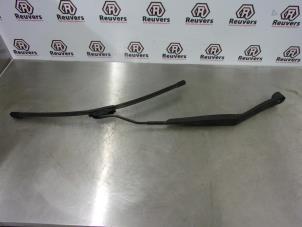 Used Front wiper arm Hyundai H-300 2.5 CRDi Price € 10,00 Margin scheme offered by Autorecycling Reuvers B.V.