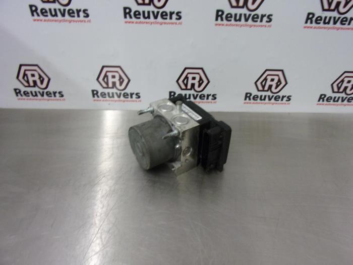 Begagnade ABS-pump Peugeot 107 1.0 12V Pris € 40,00 Marginaltabell erbjuds av Autorecycling Reuvers B.V.