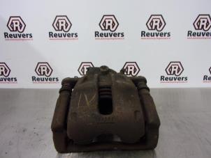 Used Front brake calliper, left Renault Clio III (BR/CR) 1.4 16V Price € 30,00 Margin scheme offered by Autorecycling Reuvers B.V.