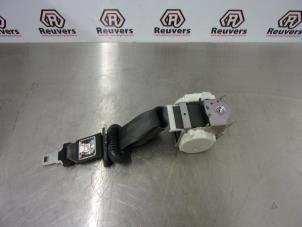 Used Rear seatbelt, centre Renault Clio III (BR/CR) 1.4 16V Price € 25,00 Margin scheme offered by Autorecycling Reuvers B.V.