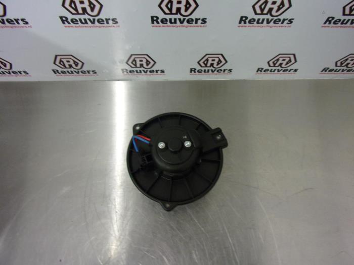 Heating and ventilation fan motor from a Toyota Corolla (EB/ZZ/WZ/CD) 1.6 16V VVT-i 2001
