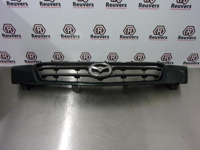 Używane Grill Mazda Demio (DW) 1.5 16V Cena € 30,00 Procedura marży oferowane przez Autorecycling Reuvers B.V.