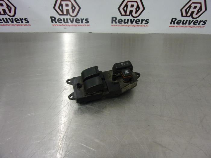Usados Interruptor combinado de ventanillas Toyota Corolla Wagon (E12) 2.0 D-4D 16V 90 Precio € 20,00 Norma de margen ofrecido por Autorecycling Reuvers B.V.