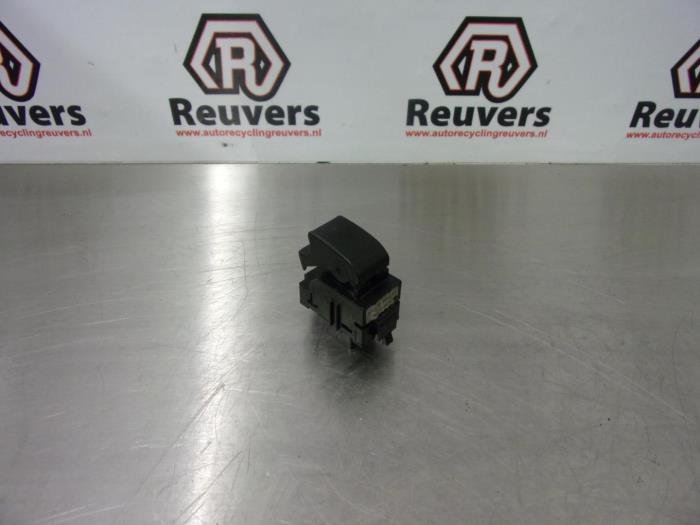 Usados Interruptor de ventanilla eléctrica Toyota Corolla Wagon (E12) 2.0 D-4D 16V 90 Precio € 15,00 Norma de margen ofrecido por Autorecycling Reuvers B.V.