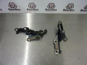 Used Bonnet Hinge Toyota Corolla Wagon (E12) 2.0 D-4D 16V 90 Price € 20,00 Margin scheme offered by Autorecycling Reuvers B.V.