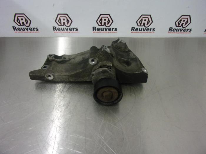 Usagé Support dynamo haut Seat Ibiza III (6L1) 1.4 16V 75 Prix € 30,00 Règlement à la marge proposé par Autorecycling Reuvers B.V.