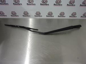 Used Front wiper arm Toyota Celica (ZZT230/231) 1.8i 16V Price € 15,00 Margin scheme offered by Autorecycling Reuvers B.V.
