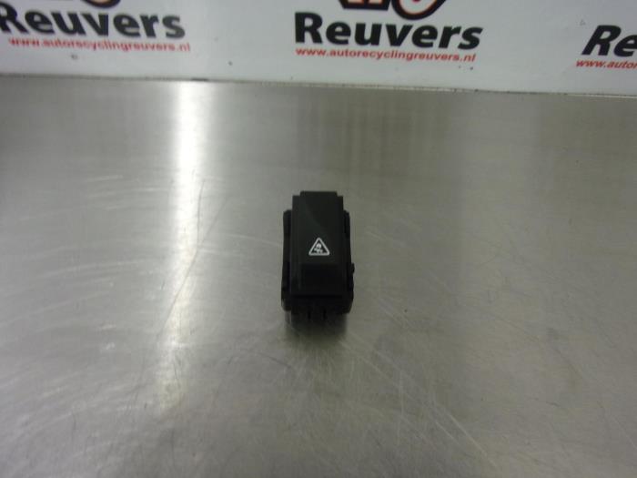 Usados Interruptor ESP Renault Megane III Grandtour (KZ) 1.5 dCi 110 Precio € 10,00 Norma de margen ofrecido por Autorecycling Reuvers B.V.