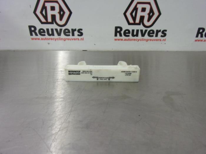 Używane Antena GPS Renault Megane III Grandtour (KZ) 1.5 dCi 110 Cena € 15,00 Procedura marży oferowane przez Autorecycling Reuvers B.V.