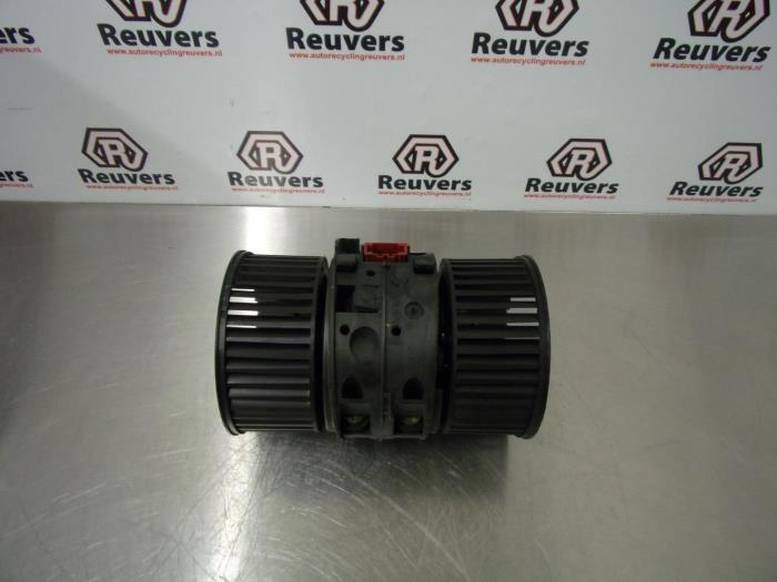 Heating and ventilation fan motor from a Renault Megane III Grandtour (KZ) 1.5 dCi 110 2013