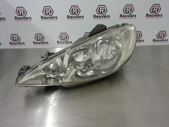 Używane Reflektor lewy Peugeot 206 CC (2D) 2.0 16V Cena € 25,00 Procedura marży oferowane przez Autorecycling Reuvers B.V.