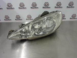 Used Headlight, left Peugeot 206 CC (2D) 2.0 16V Price € 35,00 Margin scheme offered by Autorecycling Reuvers B.V.