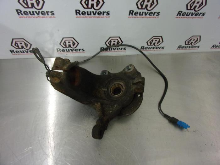 Knuckle bracket, front left from a Citroën C3 (FC/FL/FT) 1.4 HDi 2002