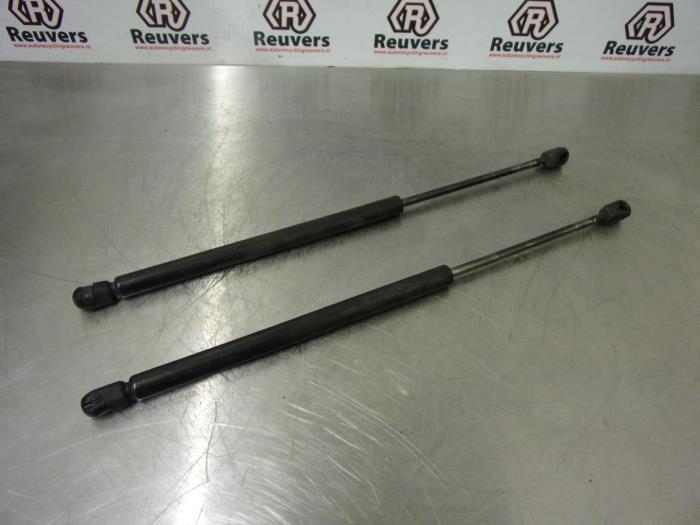 Set of tailgate gas struts from a Toyota Corolla (E12) 1.4 16V VVT-i 2002