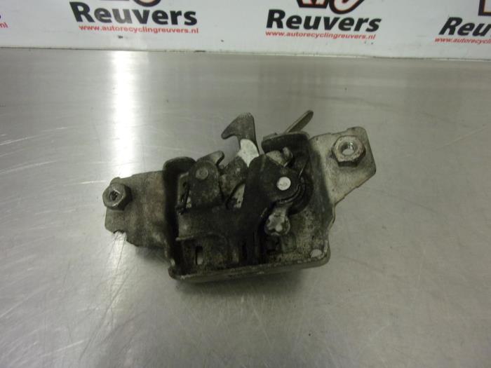 Bonnet lock mechanism from a Renault Clio III (BR/CR) 1.5 dCi 85 2007