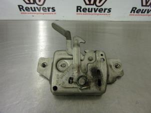 Used Bonnet lock mechanism Renault Clio III (BR/CR) 1.5 dCi 85 Price € 20,00 Margin scheme offered by Autorecycling Reuvers B.V.