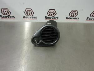 Used Dashboard vent Renault Clio III (BR/CR) 1.5 dCi 85 Price € 20,00 Margin scheme offered by Autorecycling Reuvers B.V.