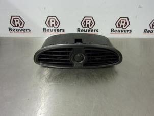 Usados Rejilla de aire de salpicadero Renault Clio III (BR/CR) 1.5 dCi 85 Precio € 25,00 Norma de margen ofrecido por Autorecycling Reuvers B.V.