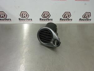 Used Dashboard vent Renault Clio III (BR/CR) 1.5 dCi 85 Price € 20,00 Margin scheme offered by Autorecycling Reuvers B.V.